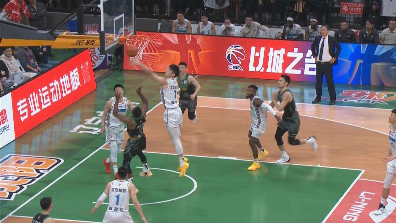 曾凡博釘板血帽弗格上籃 本場個人第6個蓋帽！